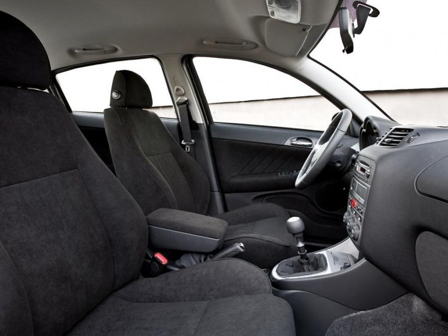 Интерьер Alfa Romeo 147 Persol (937B) 2008 года  (фото 3 из 3)